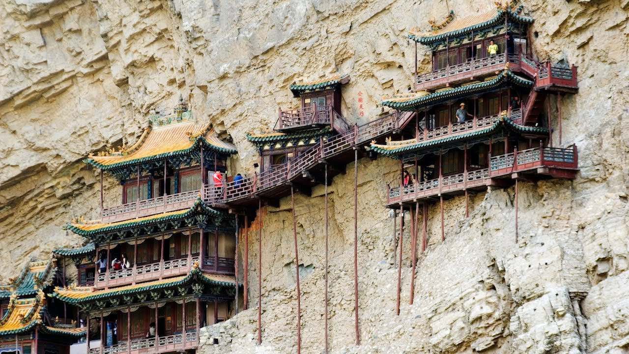 Ngôi chùa huyền bí tồn tại 1.500 năm trên vách núi, cheo leo mà vẫn vững vàng, bất chấp bão gió ngàn năm - Ảnh 3